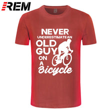 Afbeelding in Gallery-weergave laden, REM™ | Casual T-shirt: Never Underestimate An Old Guy On A Bicycle