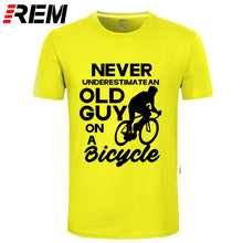 Afbeelding in Gallery-weergave laden, REM™ | Casual T-shirt: Never Underestimate An Old Guy On A Bicycle